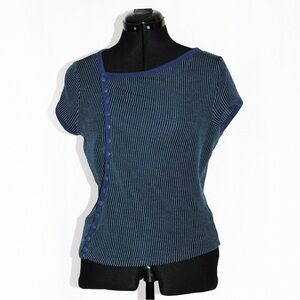 Assymetryc neckline short sleeve buttoned tee